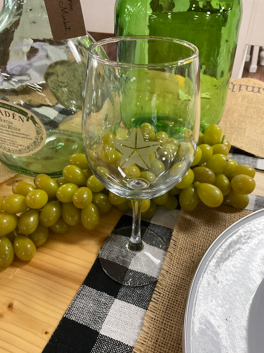 Etched starfish stemmed wine glass