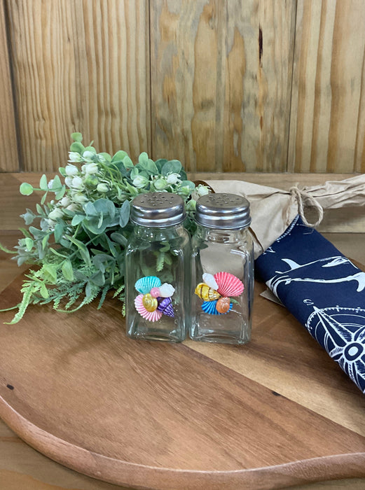 Salt & pepper shaker with shells