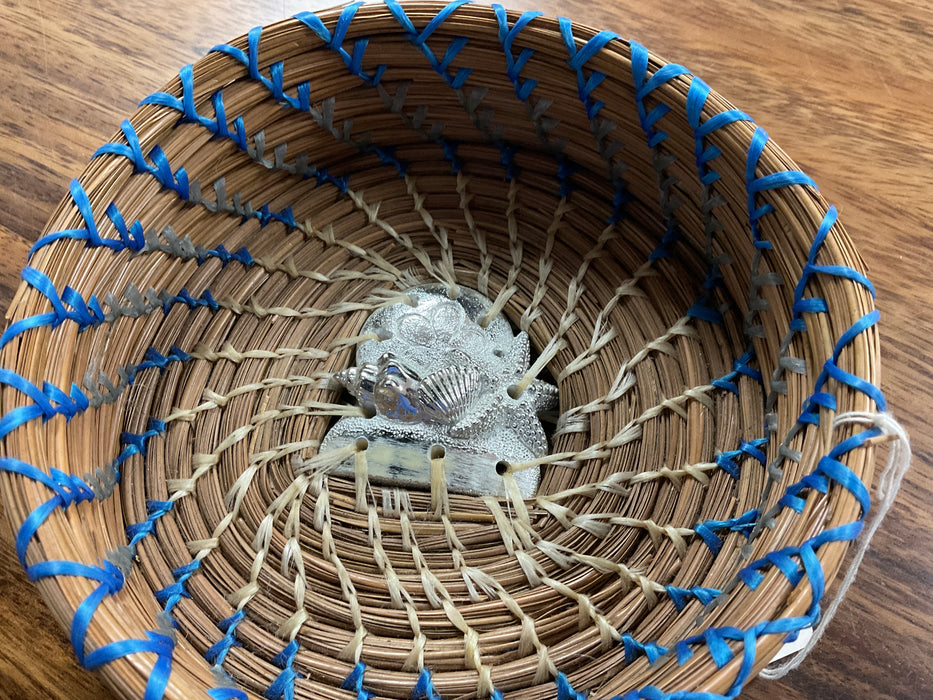 Silver shells base pine needle basket