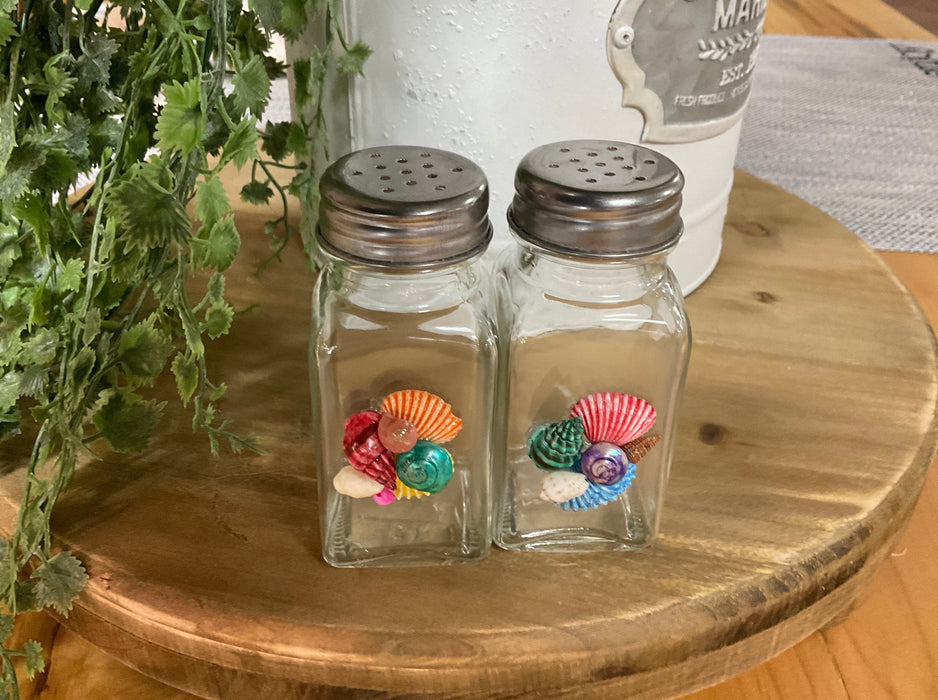 Salt & pepper shaker with shells