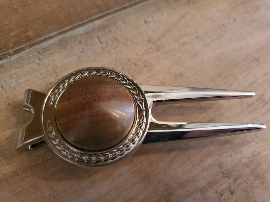 Divot tool