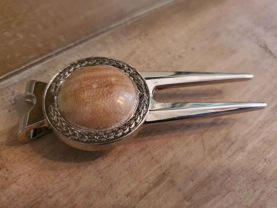Divot tool
