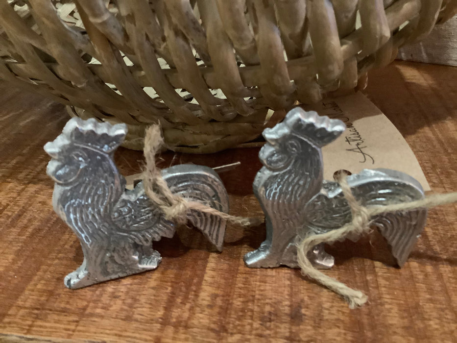 Metal rooster candle holder