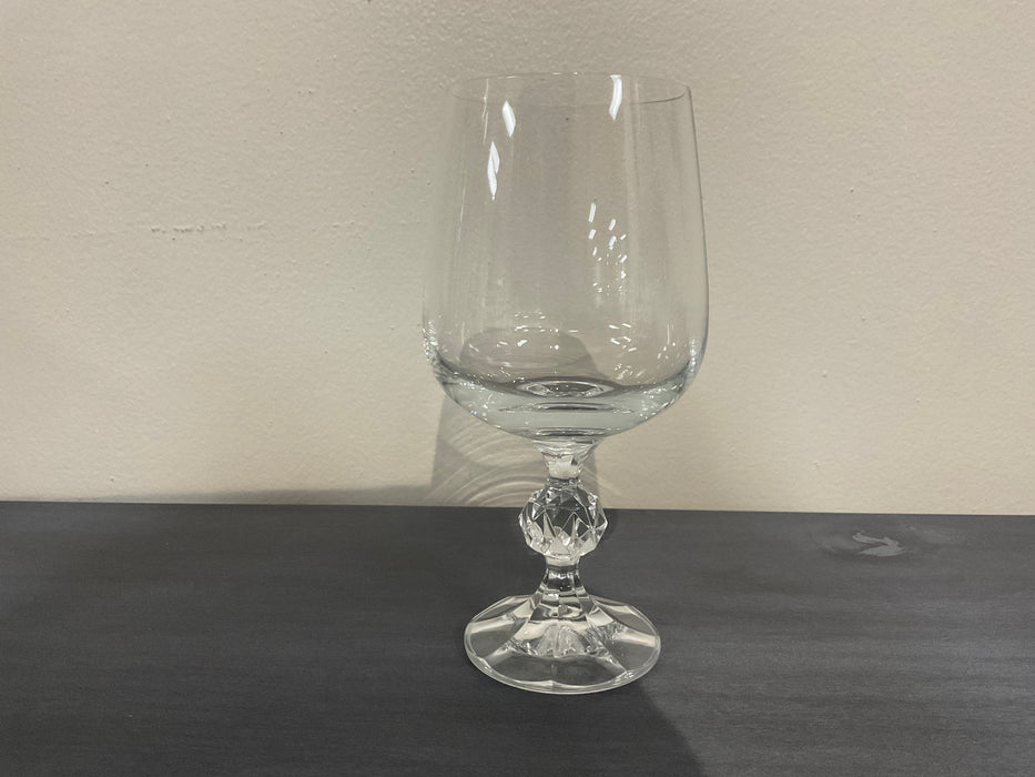 Knob stem wine glass