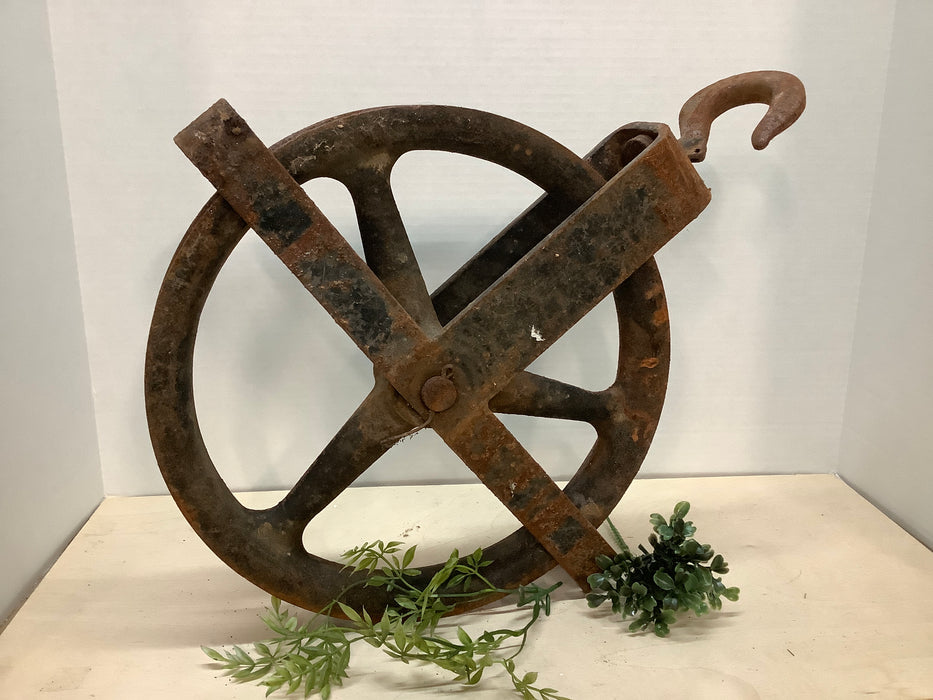 Cast iron pulley w/hook
