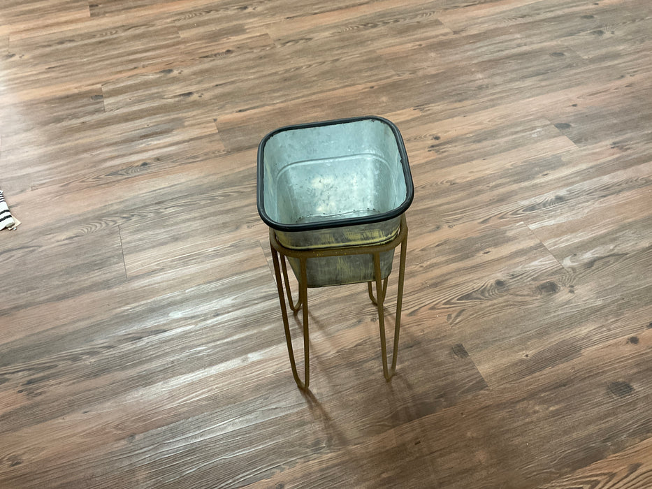 Square metal flower stand