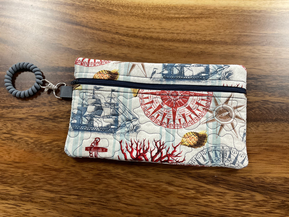 Wristlet purse