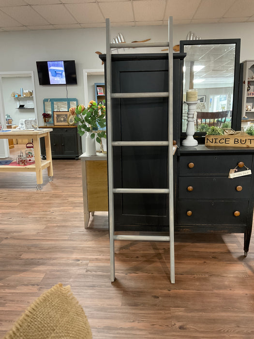 Wood blanket ladder