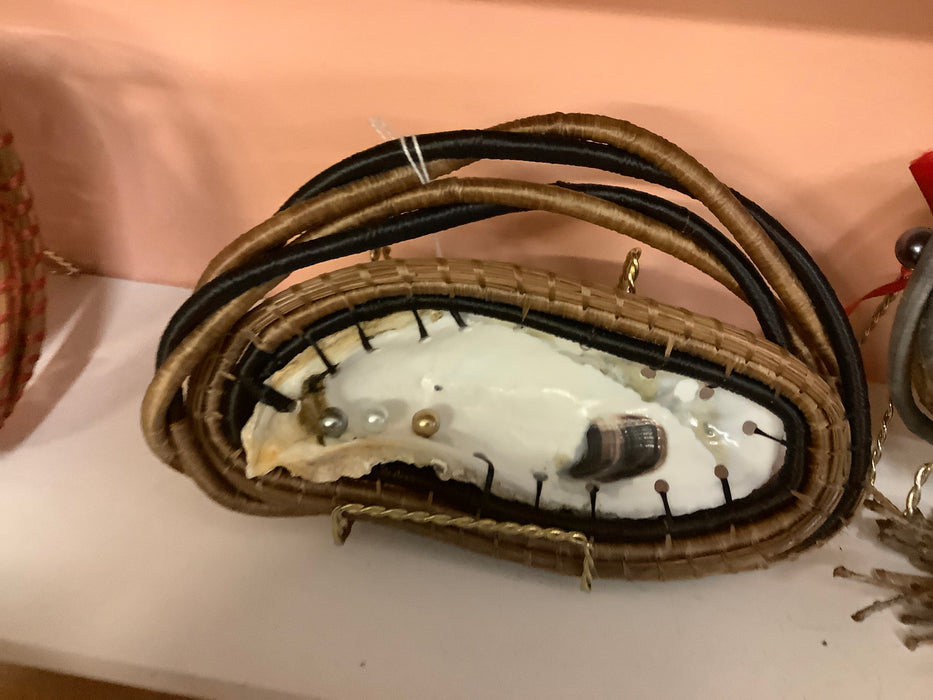 Oyster with 3 pearls 3