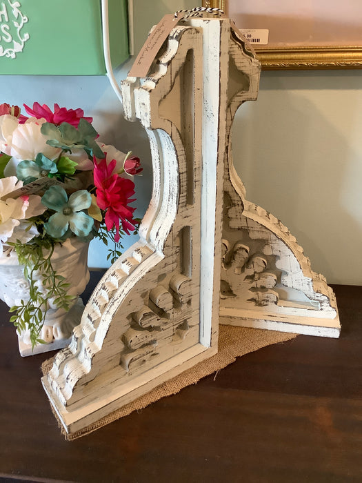 Antiqued white corbel