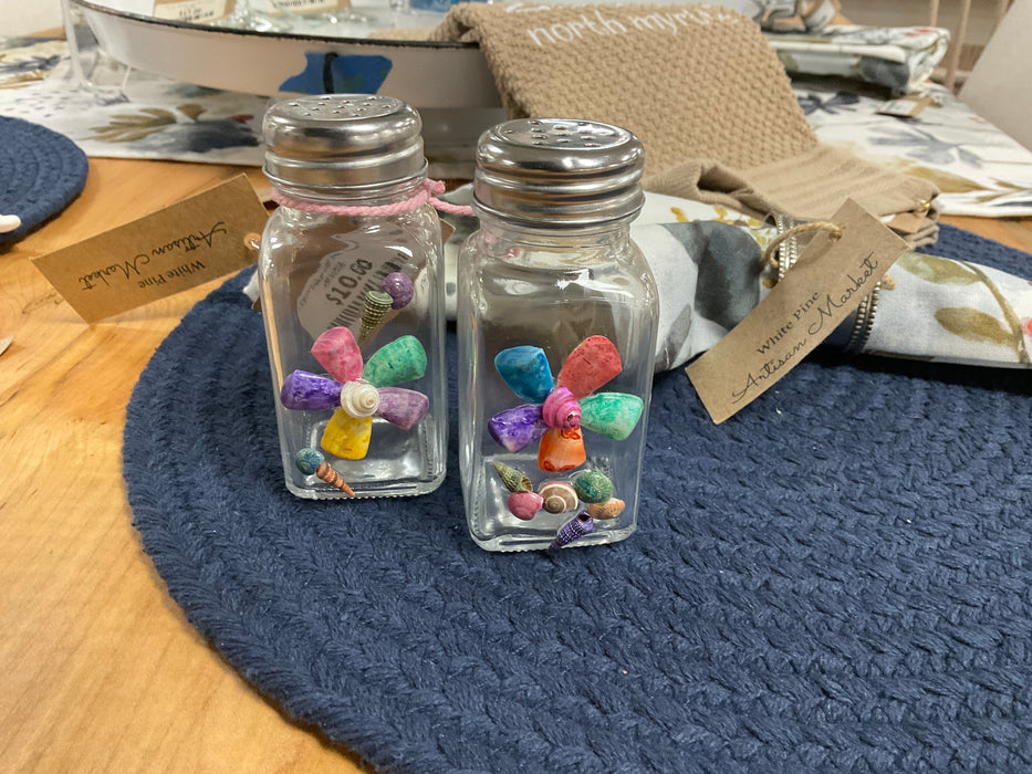 Salt & pepper shaker with shells