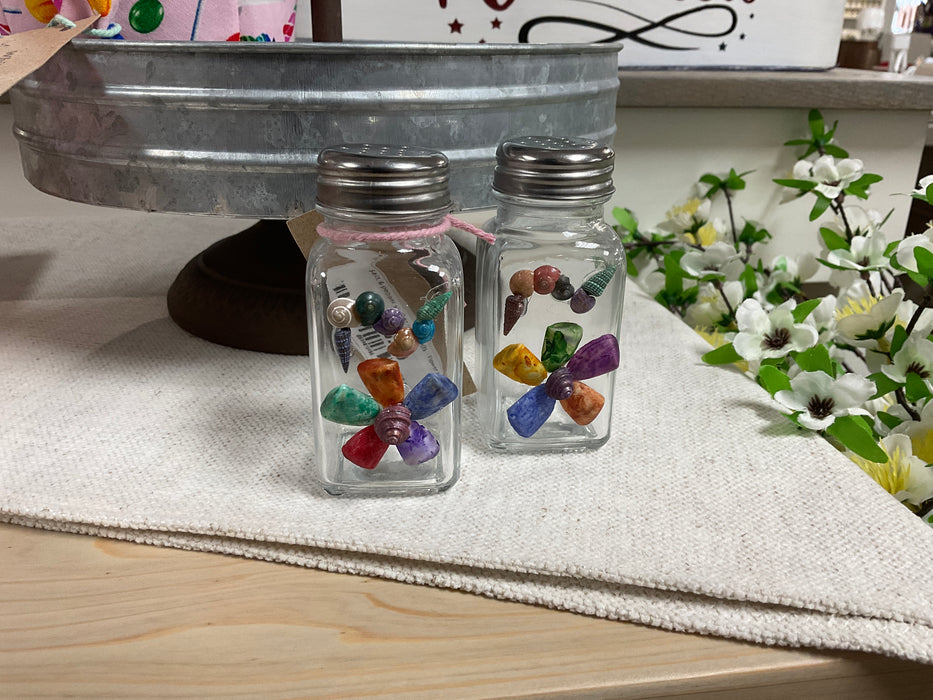 Salt & pepper shaker with shells