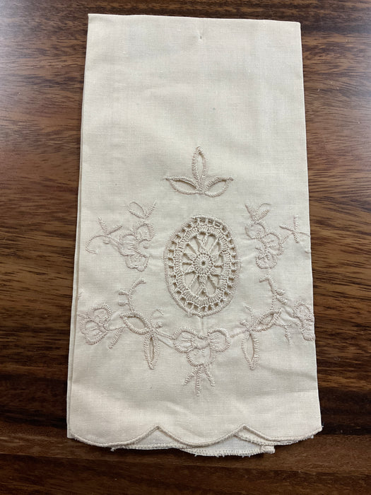 Fingertip towel lace medallion