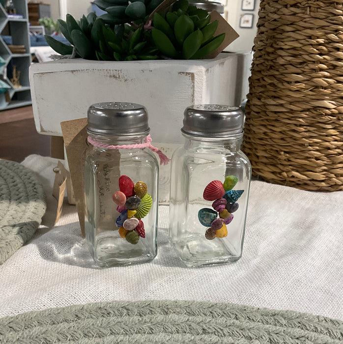 Salt & pepper shaker with shells