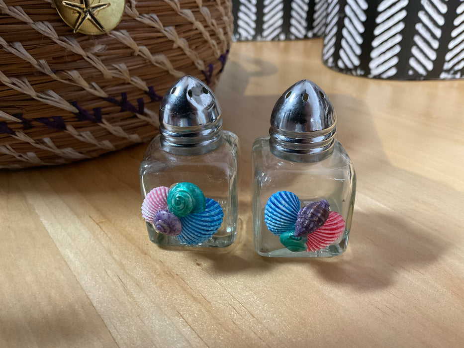 Salt and pepper shaker with shells