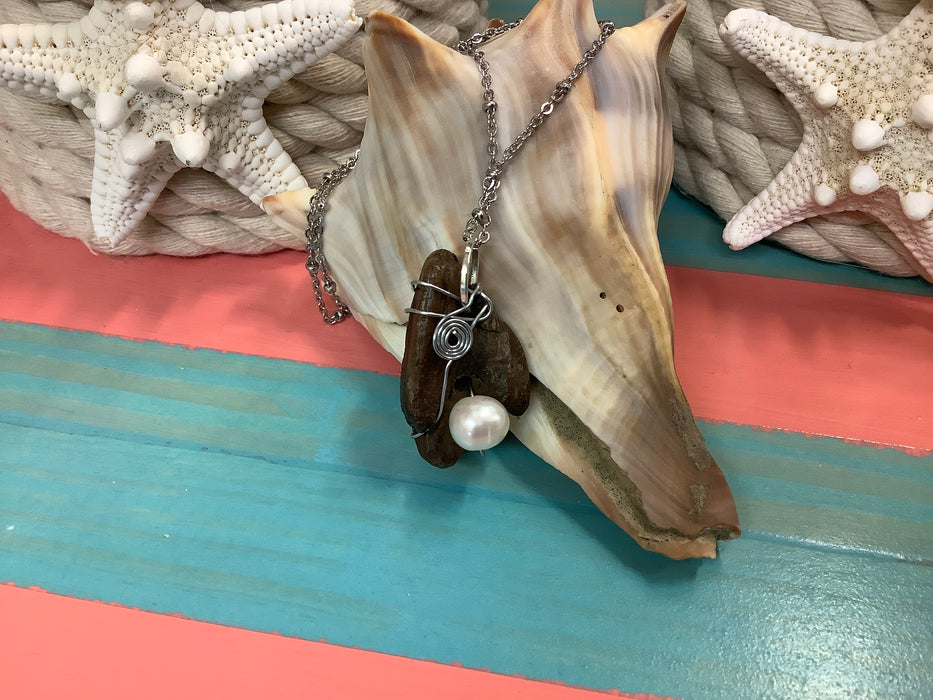 Driftwood pearl necklace