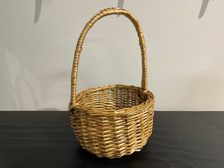 Round willow stained basket