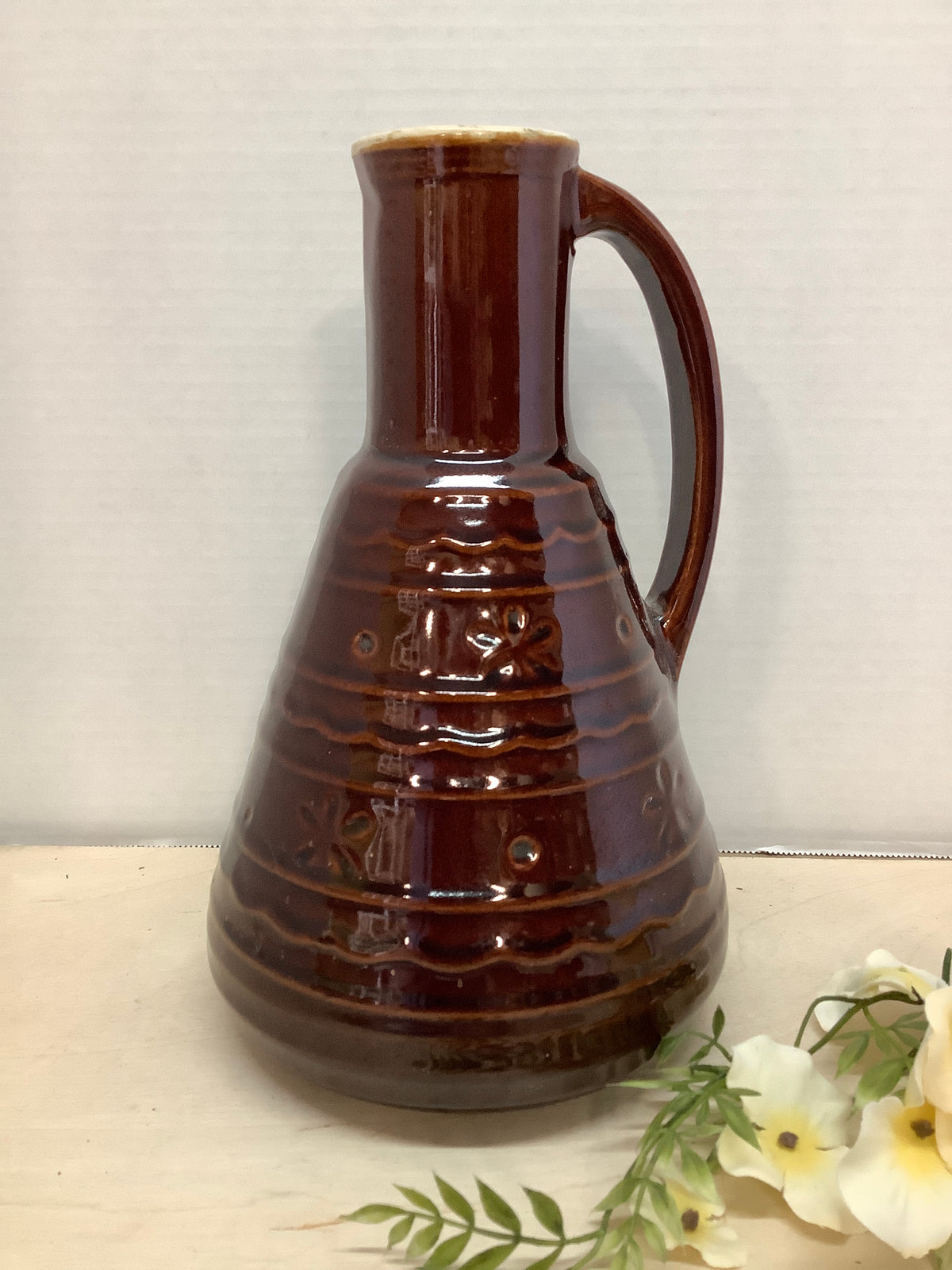 1950's Marcrest Daisy and dot stoneware carafe — White Pine