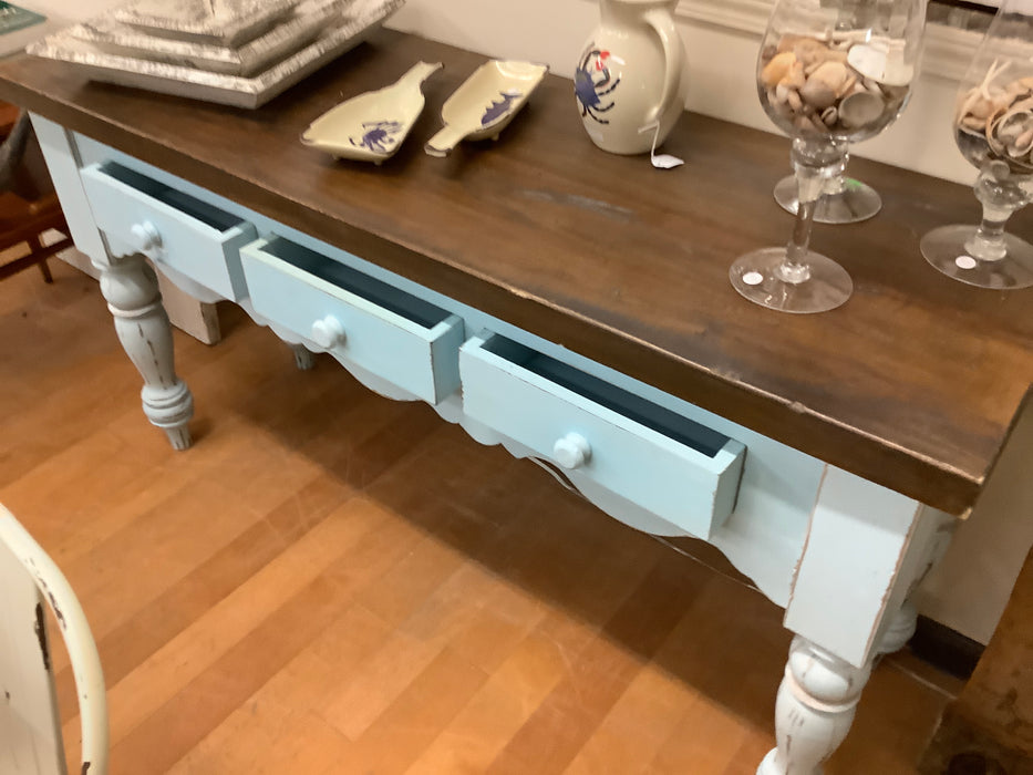 Sofa table with large turned legs