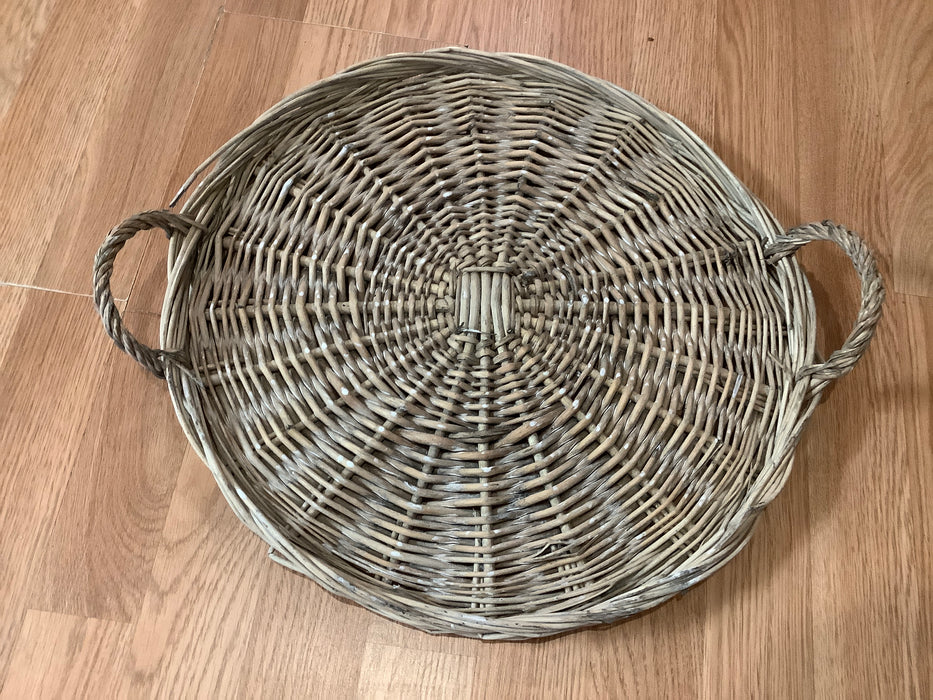 Round wicker trays